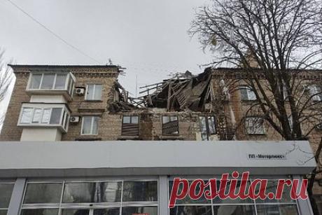 В жилом доме в Донецке обрушились перекрытия после обстрела со стороны ВСУ. В одном из многоквартирных жилых домов в Киевском районе Донецка обрушились перекрытия после обстрела со стороны Вооруженных сил Украины (ВСУ). Об этом сообщило МЧС Донецкой народной республики (ДНР). В результате обстрела в жилой дом на улице Артема попал взрывоопасный предмет. Под завалами ищут двух человек.