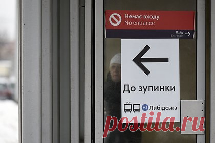 В Киеве просел грунт под зданиями около затопленной станции метро. В Киеве просел грунт под зданиями торговых павильонов около затопленной станции метро Демиевская, об этом сообщило агентство УНИАН. На асфальте образовались ямы и трещины, на распространившихся в соцсетях кадрах заметно, что постройки деформировались. Власти утверждают, что критических изменений не зафиксировано.