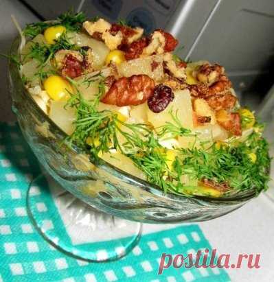 Салат «Новогодний»
куриное филе, 
50 г твердого сыра, 
150 г консервированной кукурузы, 
Показать полностью…
3 колечка консервированного ананаса, 
50 г грецких орехов, 
майонез.
Приготовление: 
Грецкие орехи поджарьте на сухой сковороде и крупно порубите или покрошите руками. 
Куриное филе отварите, остудите и нарежьте небольшим кубиком. 
Сыр натереть на мелкой тёрке, ананасы нарезать небольшим кубиком. 
Все компоненты перемешать и заправить майонезом или выложить слоями с одним слоем майонез