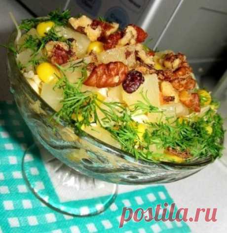 Салат «Новогодний»
куриное филе, 
50 г твердого сыра, 
150 г консервированной кукурузы, 
Показать полностью…
3 колечка консервированного ананаса, 
50 г грецких орехов, 
майонез.
Приготовление: 
Грецкие орехи поджарьте на сухой сковороде и крупно порубите или покрошите руками. 
Куриное филе отварите, остудите и нарежьте небольшим кубиком. 
Сыр натереть на мелкой тёрке, ананасы нарезать небольшим кубиком. 
Все компоненты перемешать и заправить майонезом или выложить слоями с одним слоем майонез
