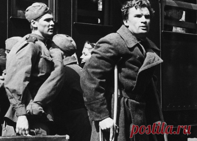 После Второй Мировой войны СССР остался обескровленным: миллионы молодых людей погибли на фронте. Фронтовики возвращались домой калеками, и жить «нормальной» и полноценной жизнью они не могли. Есть мнение, что инвалидов, в угоду Сталину, увозили на Соловки и Валаам, «чтобы не портили присутствием» праздник Победы.