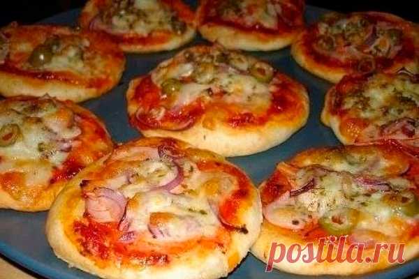 Маленькая пицца Очень простой и вкусный рецепт пиццы. Начинку можно сделать на своё усмотрение. Приблизительно количество маленьких пицц 10 шт.