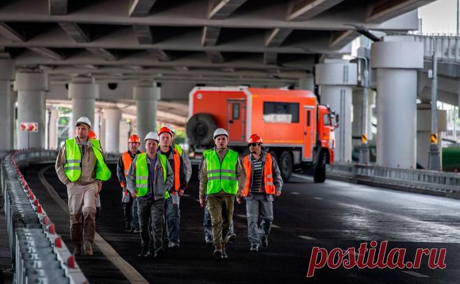 В Москве достроили путепровод под Павелецким направлением железной дороги. Путепровод под Павелецким направлением Московской железной дороги, по которому пройдет южное ответвление Московского скоростного диаметра (МСД), полностью достроен и готов к открытию, рассказал вице-мэр столицы по вопросам градостроительной политики и строительства Андрей Бочкарев.
