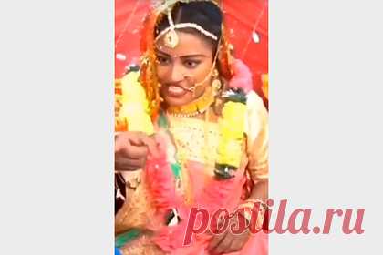 Невеста разозлилась на жениха за неприличный поступок на свадьбе и ударила его. В Индии невеста разозлилась на жениха во время свадьбы и ударила его на глазах у гостей. Индианка узнала, что во время церемонии ее жених жевал табак, и пришла в ярость. «Вредные привычки портят человека!», — сказала невеста и со злостью ударила будущего мужа. Жениху пришлось тотчас же выплюнуть табак.