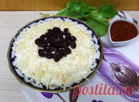 Три вкуснейших салата к новогоднему столу      
Сохраните, чтобы не потерять!
Салат "Первый снег"
Ингредиенты
-вареная курица 200 -300 гр.
-яйца 3 шт.
-сыр 100 гр.
-грецкие орехи 40 гр.
-виноград без косточек или изюм
-майонез