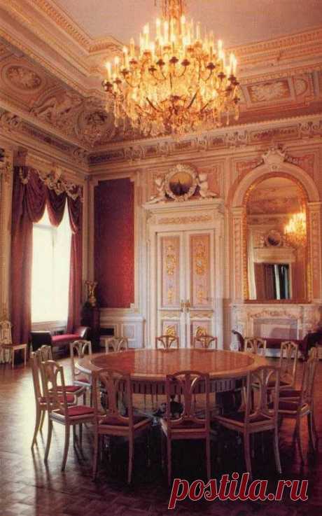 Anichkov Palace Desk room of Maria Feodorovna... / Deirdre Cece сохранил(а) Пин на доску «Russian Palaces».  |  Pinterest • Всемирный каталог идей