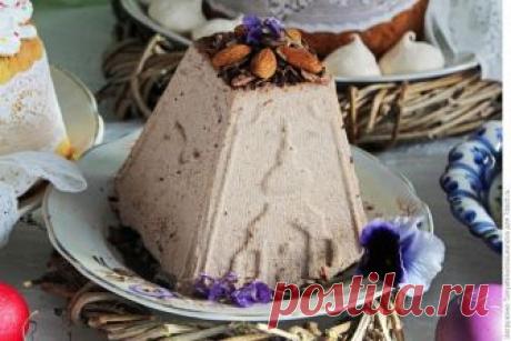 Кофейно-шоколадная пасха

Для кофейно-шоколадной пасхи нужно:

500 г творога
250 мл 20 % ( лучше 30%) сливок
100 г сахара
50 г шоколада
1,5 ст. л. молотого кофе
70 мл воды

Приготовление:

1. Сначала сварим натуральный кофе. Остужаем.
2. На водяной бане растопим шоколад.
3. Соединяем творог, сахар, сливки и пробиваем всё погружным блендером.
4. Вводим кофе и шоколад, ещё раз всё пробиваем до однородности.
5. Форму выстилаем марлей, выкладываем массу, заворачиваем края марл...