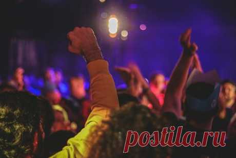 Силовики устроили облаву на закрытую ЛГБТ-вечеринку в российском ночном клубе. В Карелии сотрудники ФСБ и Росгвардии устроили облаву на закрытую ЛГБТ-вечеринку в петрозаводском ночном клубе Full House, где проводились различные развлекательные программы, в том числе с участием мужчин в женских образах. На такие мероприятия, пропускали только знакомых сотрудникам клуба представителей ЛГБТ.