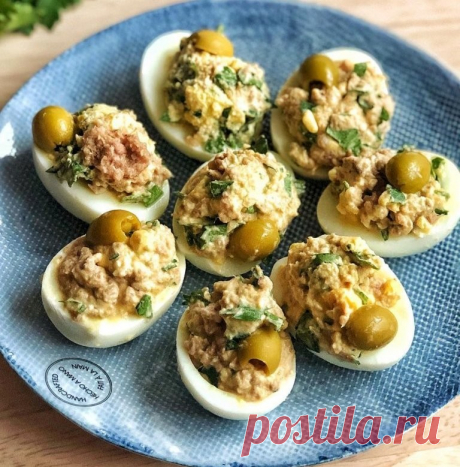 ФАРШИРОВАННЫЕ ЯЙЦА

Ингредиенты:
Яйца отварные-6 -7 штук (моя начинка уместилась в 6)
Тунец консервированный- 1 банка
Сметана или майонез
Зелень
Оливки для украшения 
Приготовление:
1. Яйца отварить, остудить, очистить и разрезать на половинки 
2. Извлечь желток и размять, размешать с тунцом, зеленью и сметаной.
3. Начинить половинки 
4. Украсить оливками 
Кушать с удовольствием 

Всем аппетитного дня