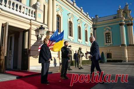 Байден покинул Киев. Президент США Джо Байден покинул Киев после встречи с президентом Украины Владимиром Зеленским. Байден посетил Киев с необъявленным визитом утром в понедельник, 20 февраля. Политик прибыл в украинскую столицу на поезде из Польши. Во время пресс-конференции он пообещал новый пакет помощи ВСУ на 500 миллионов долларов.