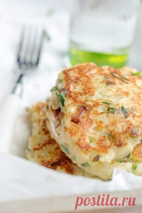 Картофельные оладьи с сыром #закуски@just__cook Ингредиенты: - 500 гр вареного картофеля (холодный) - 1 маленький зубчик чеснока - 1/2 чашки муки - 2/3 чайной ложки разрыхлителя - 1/2 ч.л. соли - 12