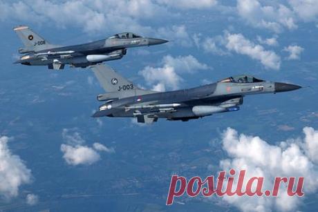 На Украине пожаловались на отсутствие американских истребителей. На Украине пожаловались на отсутствие американских истребителей F-16. По словам советника министра обороны Украины Юрия Сака, Киеву приходится восполнять нехватку авиации беспилотниками. «У нас пока нет самолетов F-16, поэтому приходится искать способ компенсировать их отсутствие», — сказал он.