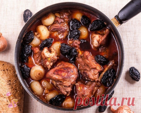 Кролик с черносливом 

Отличный рецепт приготовления мяса кролика с черносливом и репчатым луком. Слегка сладкий карамельный вкус чернослива в сочетании с вином придают очень интересный вкус мясу кролика.

 Ингредиенты: 
кролик - 750 гр. 
репчатый лук - 15 шт. 
чеснок - 8 зубчиков 
чернослив - 300 гр. 
растительное масло - 1/2 чашка 
вино - 1 чашка 
паприка - 1 ст.л. 
мука - 1 ч.л. 
соль - по вкусу 

Приготовление:
1. Предварительно кролика разрезаем на порционные куски и ...