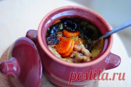 Жаркое из курицы с черносливом в горшочке