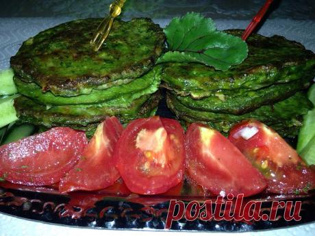 ОЛАДЬИ из ЛИСТЬЕВ СВЕКЛЫ - вкус куриных котлет! **Листья 20шт -чуть пробить блендером. Добавить яйцо 3шт +лук 2-3шт +пресс/чеснок 1-2зуб +мука 0.5ст +соль, перец, зелень по вкусу, можно немного тертого сыра. Перемешать, брать стол/ложкой, панировать в муке (можно и без панировки) - и на разогр/сковороду. *Обжарить с 2-х сторон. Попробуйте, очень-очень вкусно !!!