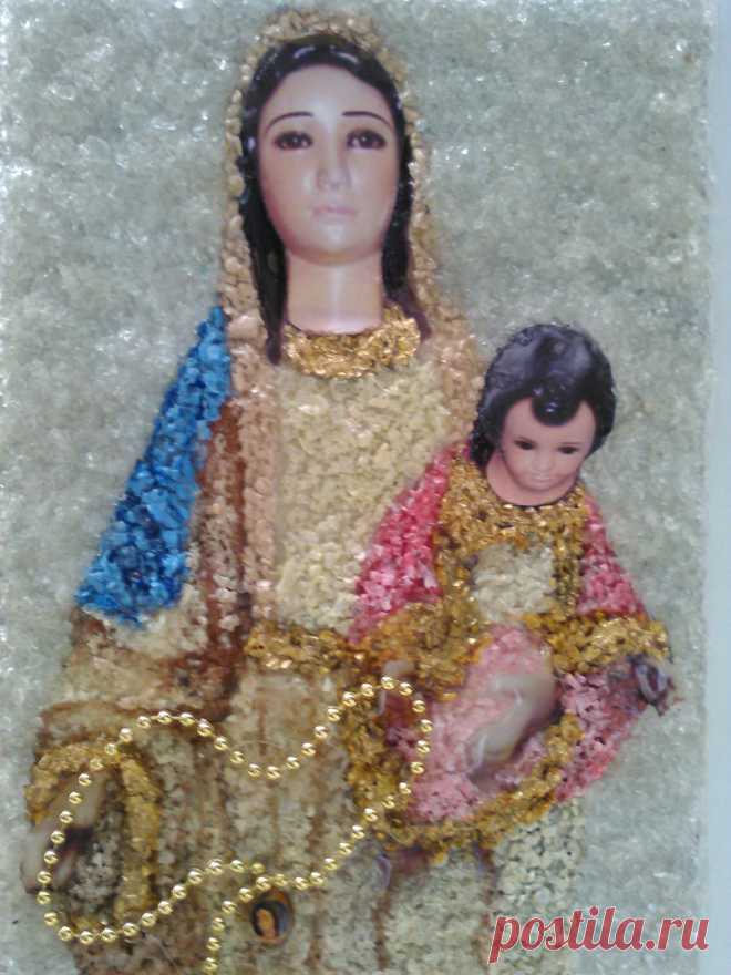 VIRGEN DE GUARNE 
Imagen decorada completamente con  cristales, pigmentados.