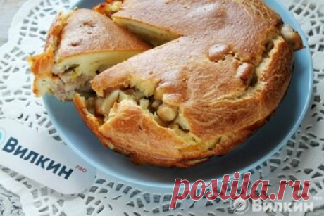 Ленивый курник Испечь классический курник – дело довольно хлопотное и затратное, а вот предлагаемый рецепт вполне доступен даже самой начинающей хозяюшке. Ленивый курник можно отнести к распространенным заливным пирогам, только тесто у него получается погуще консистенцией и сдобнее по составу. Я положила много начинки. Это может грозить тем, что пирог разделится пополам при вынимании его из формы, ведь начинка как раз находится в центре.