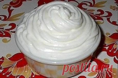 5 самых простых кремов для тортов
 
1. Классический заварной крем
 
Ингредиенты:
 
Молоко — 500 мл
Сахар — 200 г
Ванилин — 1 ч. л.
Мука — 50 г
Яичные желтки — 4 шт.
 
Приготовление:
 
Яичные желтки мы растираем с сахаром, ванилином и мукой до однородности массы. Доводим наше молоко до кипения. Вливаем горячее молоко в яичную массу, перемешиваем. Полученную массу ставим на огонь и варим до загустения. Готово!
 
2. Крем масляный универсальный
 
Ингредиенты:
 
Сливочное масло — 1 упаков