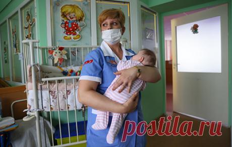 &quot;Поняла, что тут мое место&quot;. Как работают няни для детей-сирот в больницах Петербурга. Региональное общественное движение &quot;Петербургские родители&quot; с 2008 года ведет благотворительный проект &quot;Сестринский уход&quot;, он обеспечивает работу 26 нянь для детей-сирот в шести больницах Санкт-Петербурга, чтобы дети не оставались в казенных стенах одни. В палаты к няням проекта попадают самые тяжелые пациенты из детских домов и изъятые из неблагополучных семей. Корреспондент…