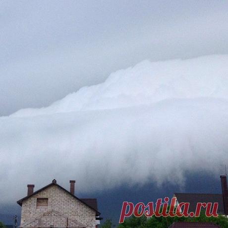 Удивительный снимок массивного shelf cloud токе Московской области! / Социальная погода
