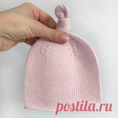 Шапочка для деток 
Вяжется очень просто, как обычная бини, подходит деткам с рождения. 
Вяжу нужную высоту, затем делю шапочку на 4 равные части(здесь у меня по 17 петель на спице) 
В начале каждой спицы провязываем 1 лицевую, затем делаем убавку с наклоном вправо( провязываем две петли за переднюю стенку), дальше делаем убавку с наклоном влево(предпоследнюю петлю снимаем правой спицей за переднюю стенку, последнюю провязываем и продеваем ее через непровязанную) вяжем так до конца ряда, убавляя