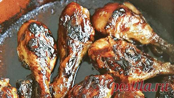 Запеченные куриные ножки в медовой глазури от шеф-повара Гордона Рамзи Сытное и вкусное блюдо из книги культового телеведущего «Здоровый аппетит» (КукБукс). © 2008 Quadrille Publishing Limited / Lisa BarberКоличество порций: 5Ингредиенты: 
Куриные ножки — 10 шт.
Оливково…