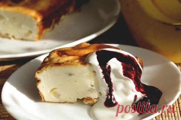 Фитнес-запеканка: ТОП-6 
Подборка САМЫХ ВКУСНЫХ рецептов

1) Творожно-банановая запеканка 

Ингредиенты: 

● 400 грамм обезжиренного творога 
● 2 яйца 
● 4 банана 
● 2 ч. л. корицы 

Приготовление: 

1. Взбиваем творог, яйца, бананы, корицу в блендере (лучше начать с бананов и яиц, потом добавить творог и корицу. 
2. Залить в форму (удобнее в силиконовую) и поставить в духовку на 35 минут. 
В запеканку можно добавить любые ингредиенты на Ваш вкус: ягоды, фрукты, сухофрукты...