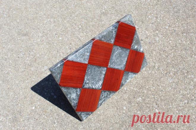 Сервировочная доска из падука и эпоксидной смолы своими руками Приветствую всех самодельщиков и тех, кто просто заглянул в гости к Самоделкину. В последнее время на просторах интернета часто встречаются вещи из дерева и эпоксидной смолы. В основном это столы и полки различной формы и фактуры. И эти изделия набирают популярность. Именно поэтому хочу предложить