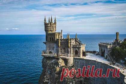 В США оценили вероятность изоляции Крыма Украиной. Бывший морской пехотинец Вооруженных сил США Брайан Берлетик прокомментировал возможность изоляции Крыма Украиной. Он напомнил, что у российских военных есть несколько крупных портов на полуострове, которые украинским военным придется нейтрализовать. Однако они «не способны вывести из строя даже один из портов».