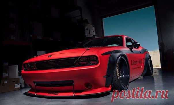 Заряженный Dodge Challenger на катках VR15 от VIP MW