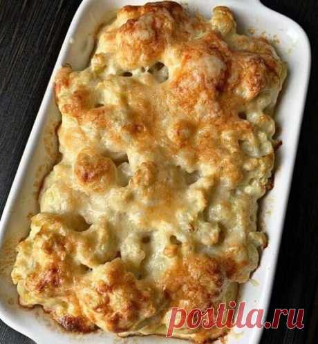 ЗАПЕЧЕННАЯ ЦВЕТНАЯ КАПУСТА В ДУХОВКЕ С ЯЙЦОМ И СЫРОМ.

 КБЖУ - 82/ 7.3/ 4,6/ 2,7

 Ингредиенты:
Цветная капуста-400 г
Твёрдый сыр, лёгкий-100 г
Яйца-3 шт
Сметана 10%- 50 г
Соль,перец

 Приготовление:

Цветную капусту разделить на соцветия,и отварить в подсоленной воде 5 минут.

Для заливки смешать яйца, сметану, соль, перец.

Капусту выложить в форму для запекания, залить заливкой и посыпать натертым сыром.
Запекать при 180 градусах 20 минут.