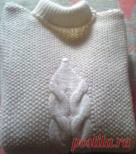 свитер белый из шерстяной пряжи