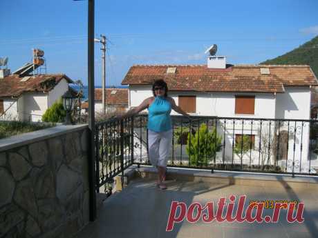 За спиной простирается Средиземное море