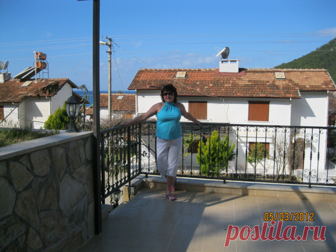 За спиной простирается Средиземное море