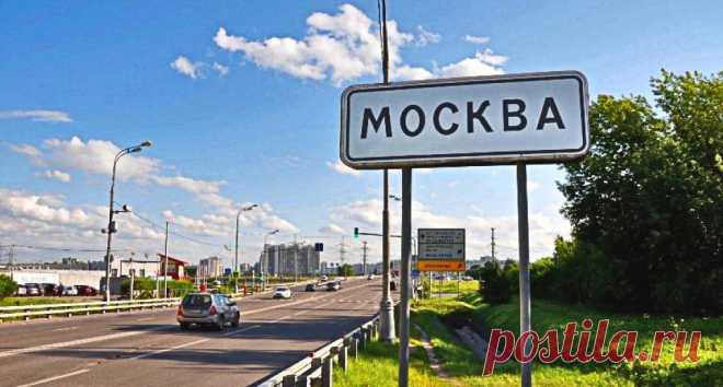 Синие и белые указатели с названиями городов — чем они отличаются? | АВТОBOOK | Пульс Mail.ru Цвет знака будет иметь ключевое значение для водителя, ведь от него зависит, какие нормы ПДД действуют в данный момент.