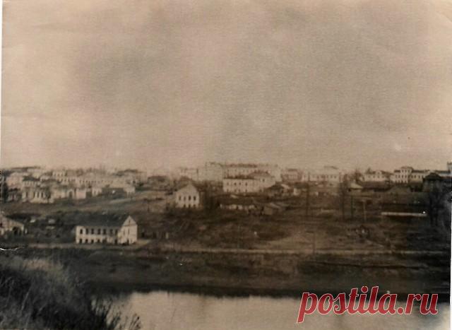 1958-1970 гг. (дата требует уточнения).
Снимки появляются в сети первый раз!
Ржев — первый город (по течению) на Волге (200 км от истока), расположен на юге Тверской области в 117 км от Твери. Волга разделяет город на два исторических района — Советскую и Красноармейскую стороны. Через город протекают ещё три реки: Холынка, Серебрянка и Большая Лоча.
Награды города:
- Почётное звание Российской Федерации «Город воинской славы» (8 октября 2007) — за мужество, стойкость и ма...