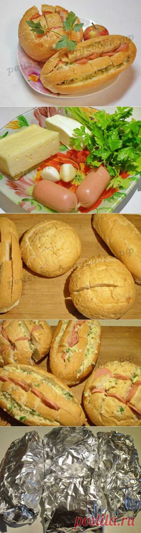Хлеб, запечённый с сыром, чесноком и сосисками
