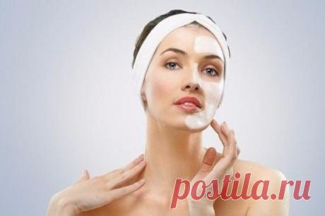 АСПИРИНОВО-МЕДОВАЯ МАСКА
1. Две маленькие таблетки аспирина (это не те шипучие таблетки-шайбочки аспирина, которые мы растворяем в стакане воды, а обычный аспирин в маленьких таблетках).
2. Немного меда.
3. Несколько капель воды для того, чтобы аспирин гранулировался.
Капаем несколько капель воды на таблетки аспирина.
Ждем 10-20 секунд пока он гранулируется.
Добавляем немного меда. (чайную ложечку)
Наносим маску на 10 минут.
Через 10 минут используем маску как скраб и отшелушиваем кожу вра