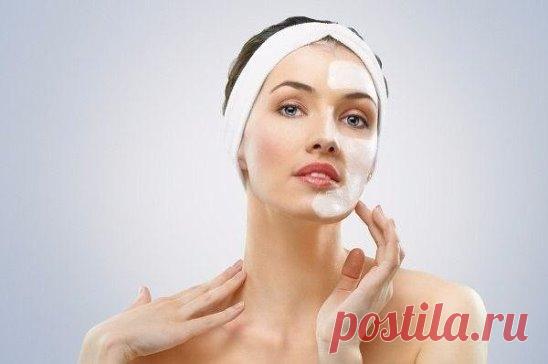 АСПИРИНОВО-МЕДОВАЯ МАСКА
1. Две маленькие таблетки аспирина (это не те шипучие таблетки-шайбочки аспирина, которые мы растворяем в стакане воды, а обычный аспирин в маленьких таблетках).
2. Немного меда.
3. Несколько капель воды для того, чтобы аспирин гранулировался.
Капаем несколько капель воды на таблетки аспирина.
Ждем 10-20 секунд пока он гранулируется.
Добавляем немного меда. (чайную ложечку)
Наносим маску на 10 минут.
Через 10 минут используем маску как скраб и отшелушиваем кожу вра