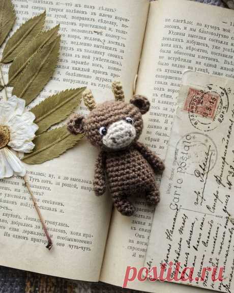 PDF Крошка Бычок крючком. FREE crochet pattern; Аmigurumi animal patterns. Амигуруми схемы и описания на русском. Вязаные игрушки и поделки своими руками #amimore - корова, коровка, телёнок, бык, маленький бычок.