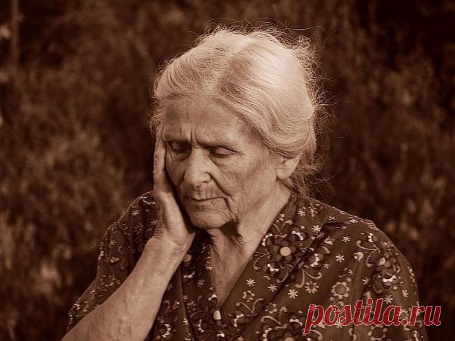 Идут года, стареет наша Мама... . Что вдруг её не станет – мы не верим.. . Но вот однажды, поздно ...