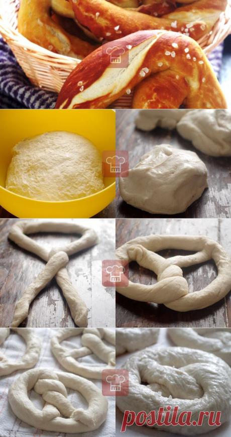 Немецкие брецели | Кулинарный журнал Stay Delicious
на 6 шт.:
 мука в/с - 500 г 
вода - 250 мл 
сухие дрожжи - 5 г (1 ч. л.) 
слив. масло или смалец - 50 г 
сахар - 15 г 
соль - 10 г 
 «лауге»:
вода - 1 л 
сода - 2 ст. л. «с горкой» 
посыпкa:
крупная морская соль