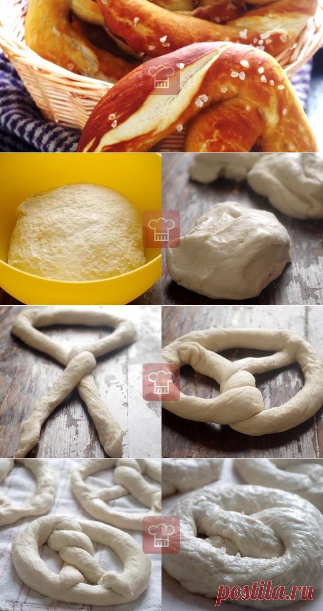 Немецкие брецели | Кулинарный журнал Stay Delicious
на 6 шт.:
 мука в/с - 500 г 
вода - 250 мл 
сухие дрожжи - 5 г (1 ч. л.) 
слив. масло или смалец - 50 г 
сахар - 15 г 
соль - 10 г 
 «лауге»:
вода - 1 л 
сода - 2 ст. л. «с горкой» 
посыпкa:
крупная морская соль