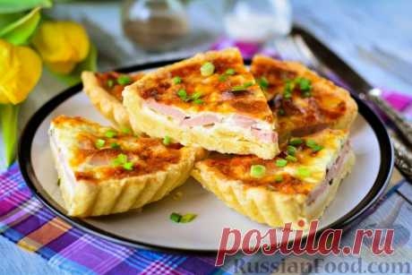 Рецепт: Закусочный пирог с сосисками, сыром и зелёным луком на RussianFood.com