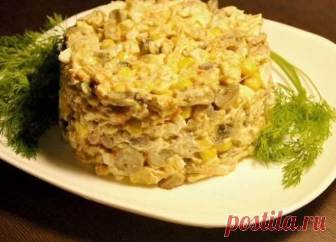 Прекрасный вариант для праздничного стола — грибной салат с курицей и кукурузой