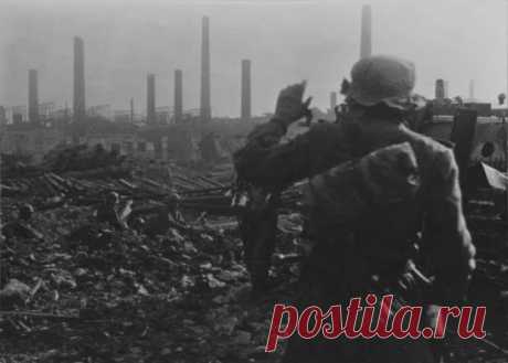 Второй штурм Сталинграда.
В начале октября 1942 г. 62-я армия держала оборону на фронте протяженностью 25 км и глубиной от 200 м до 2,5 км. На этой узкой прибрежной полосе, целиком простреливаемой противником, передвижения частей и подразделений могли осуществляться лишь ночью. Маневр из глубины практически был невозможен из-за отсутствия постоянных переправ через Волгу. Когда противник занял часть районов города к югу от р. Царицы до Купоросное, а севернее ее вышел на вершину Мамаева кургана, о