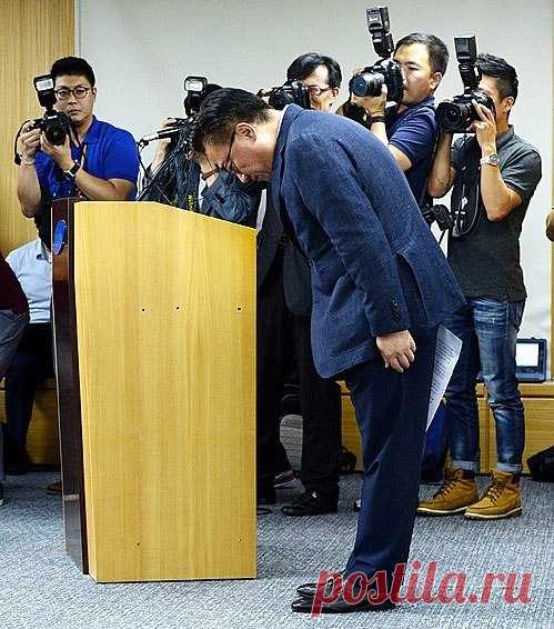 Samsung извинилась за взрывающиеся Galaxy Note 7 и пообещала вернуть доверие покупателей Глава мобильного подразделения Samsung Дон-джин Кох публично принес извинения за ситуацию, возникшую со смартфонами Galaxy Note 7. Топ-менеджер пообещал сделать все возможное для того, чтобы вернуть доверие покупателей. На этой неделе Samsung официально объявила о полном прекращении производства и продаж флагманского смартфона из-за потенциального риска возгорания аккумулятора. По словам представителей…