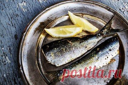 Российские врачи назвали препятствующий образованию тромбов продукт. Врачи Сергей Агапкин и Михаил Гинзбург в эфире телеканала «Россия 1» сообщили, что рыба является препятствующим образованию тромбов продуктом. Гинзбург отметил, что рыба содержит омега-3 жирные кислоты, благодаря которым снижается воспалительный процесс. По его словам, морская рыба содержит больше омега-3, чем речная.