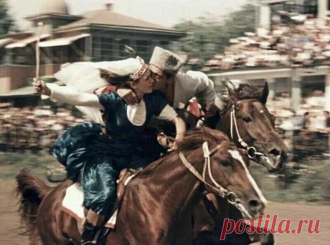 16 фотографий из советского прошлого нашей страны, показывающих, какой была жизнь в СССР Многие жители нашей страны, которые не застали советское время, имеют смутное представление о том, как всё было устроено в тот период. Им остаётся лишь полагаться на старые фотографии той эпохи и инфо...