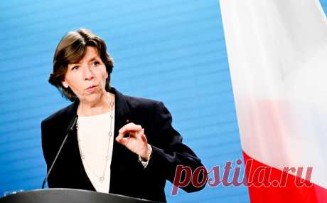 Глава МИД Франции опровергла планы военной интервенции в Нигере. Глава МИД Франции Катрин Колонна назвала приоритетом Парижа защиту соотечественников, находящихся в Нигере. Она выразила надежду, что отстраненный мятежниками президент Мохамед Базум вернется к власти